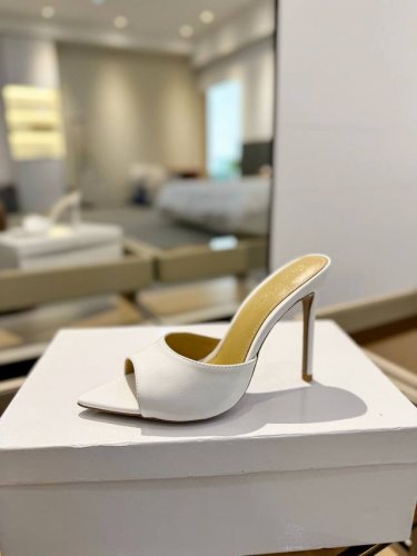 价格p： {半拖} 吉安维托 罗西 Gianvito Rossi Eiko Stiletto，轻松移动。这款 Gianvito Rossi 拖鞋采用配有精致的牛