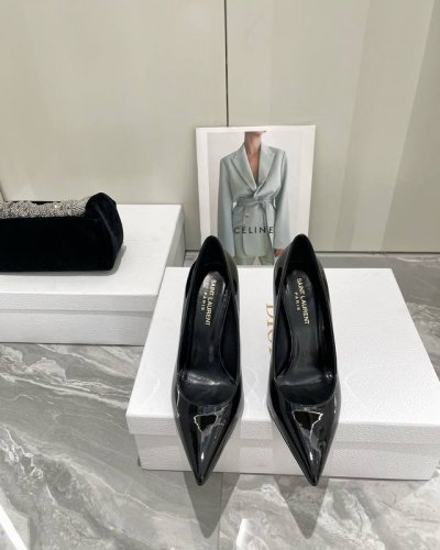 p直销 Ysl 圣罗兰时髦Logo跟高跟鞋上新 唯有Ysl最懂女人心！精致的鞋楦 原版开模定制Logo跟 也是这双鞋的最大亮点！上脚精致 高级！女神范十足 鞋面
