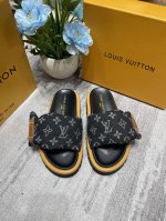 橙子出厂价p louis Vuitton 路易威登 Lv新配色 休闲魔术贴拖鞋 平底凉拖 情侣款 专柜同步更新 鞋面采用独一无二的驴家独特面料 面料轻盈透气 超