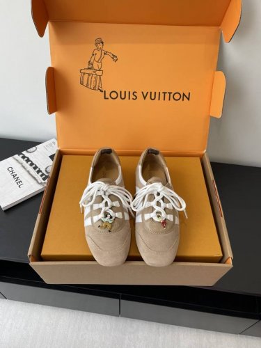 顶级版本 配饰20 louis Vuitton路易威登驴牌春夏Sneakerina系列 芭蕾运动鞋 德训鞋 情侣款 Sneakerina 芭蕾风运动鞋以丝滑绒面