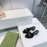 高品质出厂 顶级品质Gucci古驰2025春夏五金扣D字链条扣老花布平底 粗跟拖鞋系列 原版一比一 踮脚工艺同原版一样 中跟拖鞋 凉鞋 配最新D扣作为品牌的标志