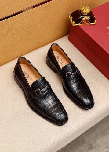 商品商标 Ferragamo 菲拉格慕 休闲皮鞋 正码码数: 38-44 45.46.47订的制 商品材料 精选 进口头层小牛皮压花鞋面+原版五金扣 进口水染牛