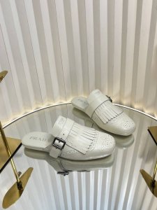 PRADA 普拉达 25 2025春夏新品 专柜走秀款复古流苏半拖鞋乐福鞋系列走秀款 复古感时髦满满 随意百搭 时尚休闲 独到味人人都爱也轻松驾驭 每年都会爆.
