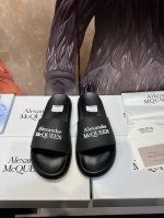 Alexander Mcqueen 。麦昆拖鞋系列 高端品牌 3D制面，升级版大底，更轻便，防滑。市场顶级品质，潮人必备，夏季拖鞋的季节来了，穿起来超级唯美.