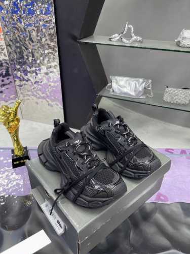情侣款Balenciaga 巴黎世家九代23SS最新爆款3XL Sneaker系列 情侣款 休闲 老爹鞋 运动鞋 整体鞋型汲取了Balenciaga Track