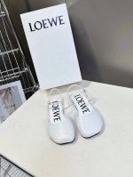 罗意威Loewe2025春夏最新款时装凉鞋 今年超火的品牌 好多明星网红时尚博主种草 喜欢这种风格的小仙女必须要入手哦 鞋面采用进口小牛皮 内里混种羊皮 皮料细