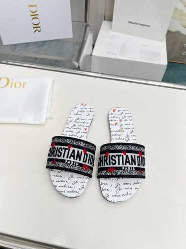 橙子出厂价 迪奥 Miss Dior系列平底拖鞋 字母刺绣logo拼色一字拖鞋 经典上乘美艳力作 dior专柜最火春夏系列 兼备气质 时尚 经典耐看的设计风格