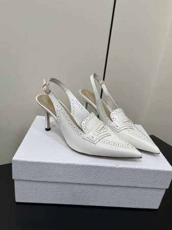 P360 25 Ss早春新款Dior Boy露跟高跟鞋一圈带冲孔布洛克风格尖头凉鞋一字扣带镂空雕花包头小矮跟凉鞋 这款Dior Boy 露跟高跟鞋以高雅风格重新 - 点击图像关闭