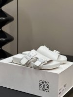 女 男 p Loewe Ss24 New Arrival l家24春夏水台拖鞋 鞋底造型很别致呀 舒适度漏眼可见 小牛皮鞋面 包裹水台的也是同种牛皮 非常舒适养