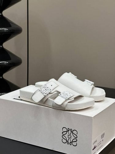 女 男 p Loewe Ss24 New Arrival l家24春夏水台拖鞋 鞋底造型很别致呀 舒适度漏眼可见 小牛皮鞋面 包裹水台的也是同种牛皮 非常舒适养