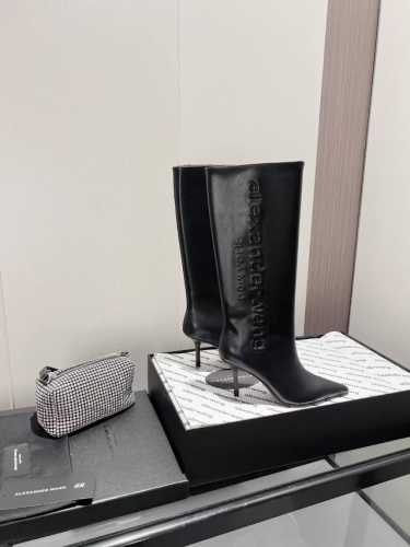 Alexander Wang 亚力山大.王 秋冬 新品纽约时装周字母高跟长靴 ins风新款推出 这款继续延续了大王的经典简洁风 讲究线条的设计理念 非常的适合冬