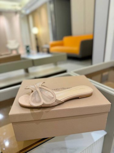 价格P： {拖鞋系} Gianvito Rossi 2025 这款高跟拖鞋 极简主义的 Elle、Gianvito Rossi 秉承了其传统意大利工艺，专注精巧