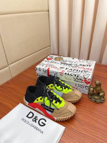 实价： 新款dolce＆Gabbana Dg重工系列，新款休闲时尚鞋版型简洁大气，时尚专属时尚又大方。原版透气绵布+手绘工艺，舒适的透气内里。精致奢华，超a级别