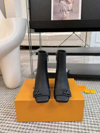 L驴家 new arrival～ 短靴 L家Shake 露跟高跟鞋选用高亮漆面牛皮革，以瞩目亮色洋溢摩登风尚。鞋面的心标识源自 Twist 手袋的标志性锁扣，稳 - 点击图像关闭