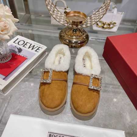 冲量价: Roger Vivier 秒杀市场版本 今年最美的雪地靴！太懂女人心思了，侧钻扣的细节十分精致，水晶方扣饰扣羊毛边漆皮裸靴， 第一眼就爱上 亮亮面皮内 - 点击图像关闭