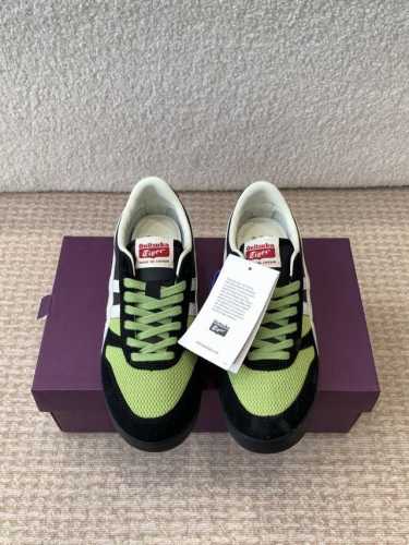 鬼塚虎 Onitsuka Tiger Ultimate 81 织物系列融合经典设计与现代工艺，打造出兼具复古与时尚的鞋款。织物材质轻盈透气，提供舒适的穿着体验，