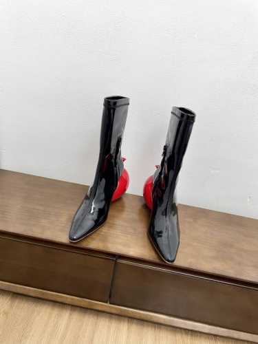 顶级版本代购级最新款罗意威气球跟弹力靴 鞋跟细节设计极具趣味性。同时前面整体鞋型又是很经典的简约尖头款，严肃与幽默的碰撞，很有戏剧感~超现实主义的极致演绎 饱含