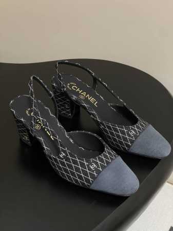 最新牛仔布 25p早春新款Chanel小香绝美牛仔布后空Sling-Back凉鞋平底 粗跟 Sling-Back于1957年问世,之后Two-Tone设计成为C - 点击图像关闭