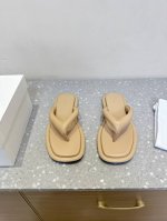 the Row 小众潮牌 25Ss春夏新款 夹脚人字拖 沙滩拖鞋 休闲夹趾网红同款 百搭凉鞋 春夏值得入手的简约单品 简单的风格却自带高级气场的拖鞋 日常度假都