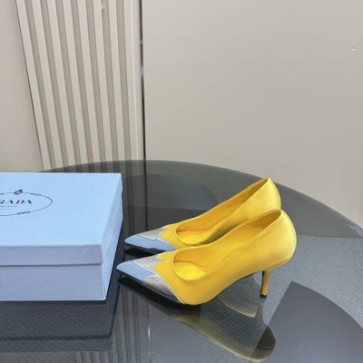 厂价 prada 普拉达 经典春夏 凉鞋单鞋系列 简单的设计大概就是它最让人喜欢的点 不是烂大街的那种 很有自己的品牌个性 面料采用真丝 漆皮 内里垫脚混种羊皮