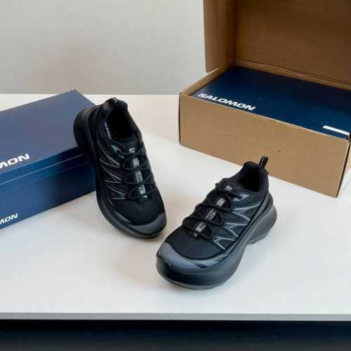 高版本 配有飞机盒 Cdg X Salomon 萨洛蒙 联名款Xt-6 系列 增高厚底休闲运动鞋 联名鞋款依旧是黑白简约配色，鞋身上的品牌字样也体现出极简主义的