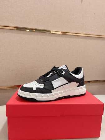 工厂价: Valentl华伦天奴 顶尖工艺 华伦天奴，时尚休闲运动款，多元素拼色！纯正高品质可1：1比较！面料：原版小牛皮 再生尼龙！内里：小羊皮附垫！质感、舒 - 点击图像关闭