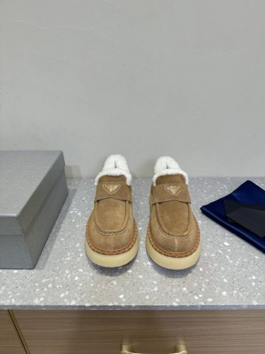 PRADA 普拉达 24ss秋冬新款 厚底休闲 羊毛 乐福鞋 这款运动鞋延续经久不衰的轮廓，是新款经典单品 采用麂皮 精心制作， 提升格调 款式轻盈，搭配三角扣