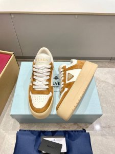 Prada 25年普拉达新款厚底鞋 好穿、百搭没得话说 鞋面甄选进口牛皮材质，内里羊皮！小个子的福音增高5cm、非常的轻和舒适 视觉感拉满上脚秒变长腿的节奏 一