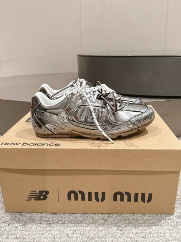 出厂网面 全皮面 超火爆 超绝 缪缪Miumiu+New Balance新百伦联名款 2025新色 阿甘鞋 德训鞋 复古时尚 简约高级 随意搭配 上脚非常轻便舒