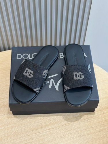 D&G小牛皮徽标男士拖鞋 作为精湛工艺和精美细节的象征，全新拖鞋点缀电镀dg徽标，高频工艺成就立体廓形。 进口牛皮鞋面+牛皮内里+意大利真皮大底 Size:39