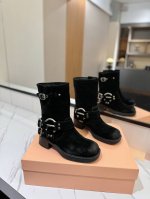 Miu Miu 2024 官网同步中靴 走秀款马丁骑士靴 秋冬最美战靴鞋头大大翘翘是精髓。 妥妥断货节奏每一双都是独一无二不对寸的拉丝做旧复古效果 ，酷飒酷飒