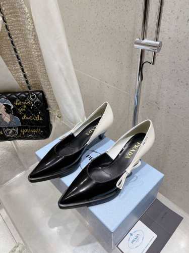 出厂 prada 普拉达 25Ss早春新款 绝美尖头跟鞋 时尚界久违的极简之美 经典时尚配色 毫不费力的优雅风来袭 时髦 精致 绝美 包头尖头 开边珠外穿时尚气