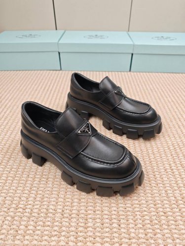 Prada 普拉达 25 2025春夏新品 专柜走秀款 经典三角标Monolith情侣款乐福鞋系列 鞋面：原版高定制牛皮 开边珠 牛漆皮 内里：进口混种羊皮里