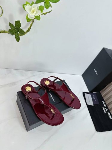 出厂 Saint Laurent圣罗兰25Ss 超火的凉鞋 单鞋专柜同步上新 各大明星网红纷纷上脚 款式时髦百搭 简约又高级 把优雅做到极致 上脚女神范爆棚 1
