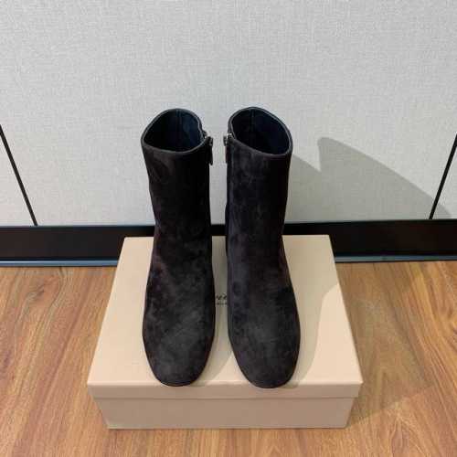 Gianvit* Ross* 粗跟短靴。精致的鞋楦，款式时尚。女人味十足。非常值得推荐给你们 材质：羊京，羊皮内里及垫脚，真皮大底。跟高6cm 码数：35-39