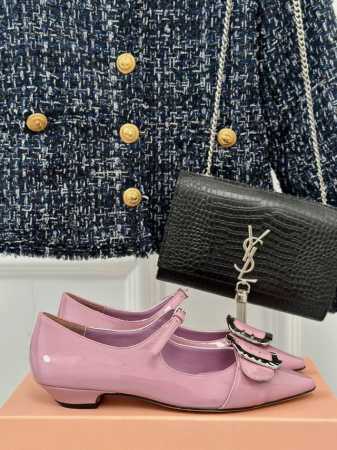 厂价 Miu Miu 24S新品金属扣 尖头玛丽珍鞋系列！ 满满的少女心，款式设计可爱优雅不乏美艳色彩，简简单单又藏着小心机，优雅大方低调显气质，可咸可甜真的太 - 点击图像关闭