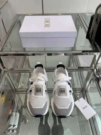 Dior 2025新款Run'n网眼飞织运动鞋 以优雅时尚的造型重新演绎运动风格 鞋面采用灰色网眼织物精心制作 鞋带和鞋跟饰以Christian Dior pa - 点击图像关闭