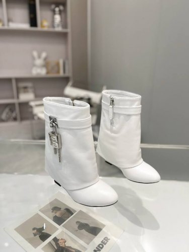 顶级版本短 长 定做不换 款 GIVENCHY纪梵希新款时尚长靴亮泽皮革靴 原版1:1开发，腿部饰有皮革束带，搭配金属扣，侧面饰有银色和金色饰面不对称4G LO