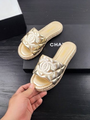 chanel小香 初夏 蜜儿 度假厚底拖鞋 人气款 专柜断货王 推荐人手一双 胖墩墩的蜜儿拖软绵绵脚感 颜值款 上脚增高3M好穿又显瘦 日常随意搭配尽是惊讶 本