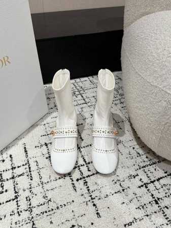 短靴 长靴 DIOR 24 迪奧秋冬新款 秋冬成衣系列发布秀上全新亮相，灵感源自1960年代的优雅与精致。 采用黑色漆皮牛皮革和皮革效果弹力面料精心制作，鞋面饰 - 点击图像关闭