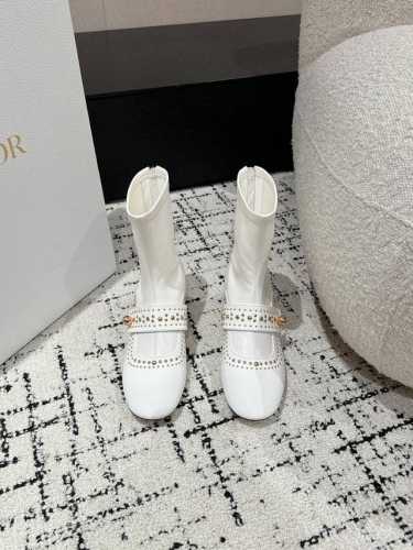 短靴 长靴 DIOR 24 迪奧秋冬新款 秋冬成衣系列发布秀上全新亮相，灵感源自1960年代的优雅与精致。 采用黑色漆皮牛皮革和皮革效果弹力面料精心制作，鞋面饰