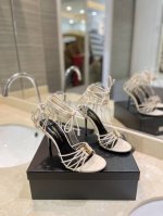 出厂价 Saint Laurent 圣罗兰 夏日清凉爆款，闪亮登场！ 原版开模字母扣 意大利真皮大底。 跟高:10.5Cm 颜色:黑色，杏色，棕色 Size:3