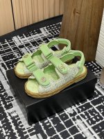 25Ss春夏新款Chanel小香魔术贴珍珠扣沙滩凉鞋混搭风格的单品继续彰显品牌的设计理念。这双凉鞋从体育界汲取丰富灵感，采用厚底和魔术粘带设计，彰显别具一格的个