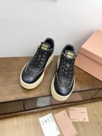 顶级版本miumiu缪缪2024秋冬新款增高厚底休闲运鞋 MiuMiu秀场适当独一无二的擦色工艺工艺来自Miu Miu系列的细节特写 新季的潮流要素一 与此刻挚