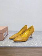Miumiu 缪缪 25Ss春夏新款 复古 尖头高跟 单鞋 春夏清新配色 曲线优美 日常穿搭都很搭 后跟有专属标识性Logo格调 上脚尽显优雅魅力 鞋面 采用原