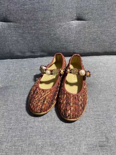 布面 。皮面 。a 香奈儿 24ss 春夏经典款！ 高级手工坊系列金币玛丽珍鞋芭蕾舞鞋 金币复古 vintage设计～，干练又慵懒随性 妥妥的甜酷风！金属徽章元