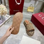 爆款2025女士新款 Gg 厚底凉拖鞋 标志性的古驰标志和精致图案以当代方式重新诠释，用于最新的古驰系列。这款楔形凉拖鞋采用Gg帆布制成，以标志性的轮廓为特点。