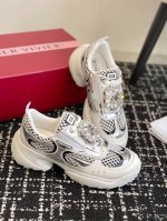 代购级 Roger Vivier 25ss 春夏 RV厚底运动鞋休闲鞋以皮革拼镜面织物和网眼面料制成前面点缀迷你闪钻饰扣和珐琅花朵舒适又不失活泼，尽显松弛感材质