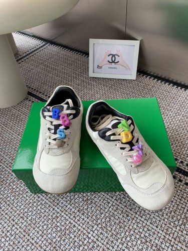 女款 男款 装饰扣 Bottega Veneta 葆蝶家 Bv最新款Orbit系列 复古休闲运动鞋 情侣款 Bottega Veneta 以 90年代自由随性的