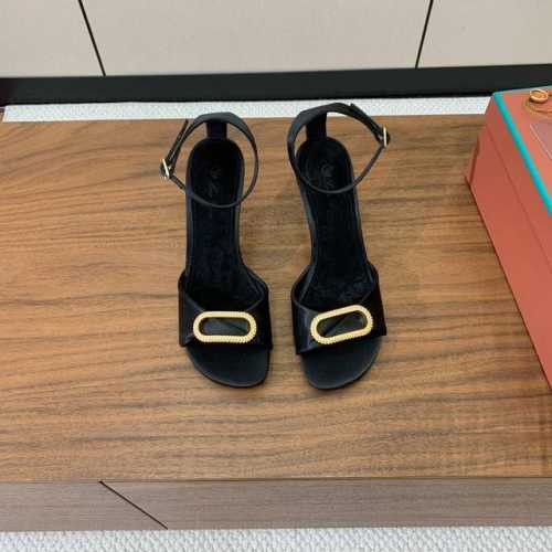 Loro Piana 新款凉鞋。极简主义风格。属于非常耐看的款式！鞋面真丝，垫脚羊京。进口真皮大底。定制五金扣。码数：35-41 40、41定制不退换 批：